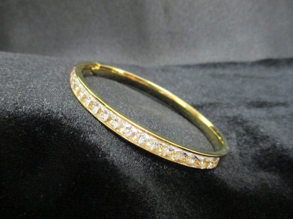 Simple & Elegant Gold Bracelet
